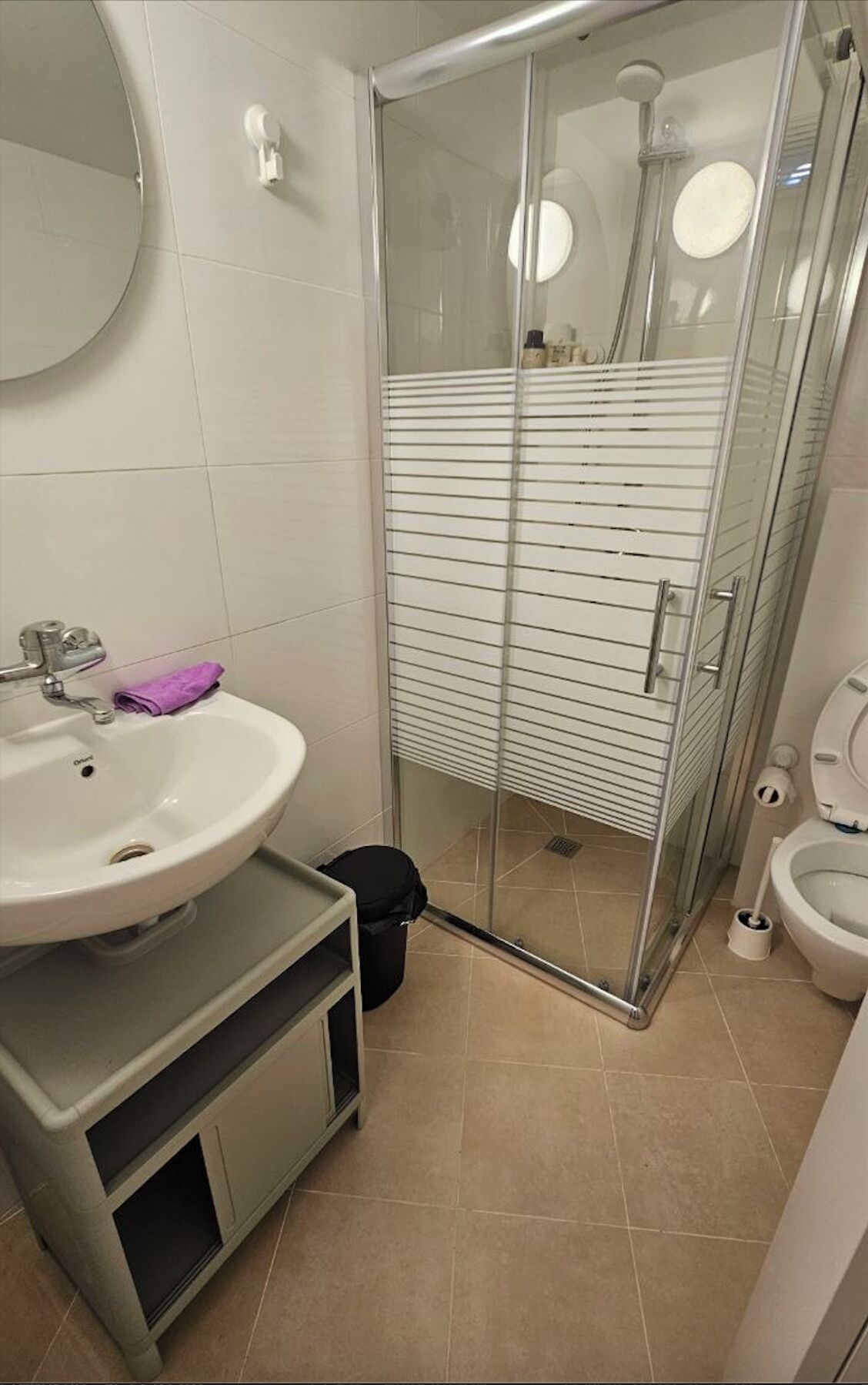 Separat badekar og bruser, gratis toiletartikler, hårtørrer, håndklæder