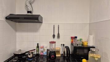 Mini-fridge, microwave, oven, stovetop