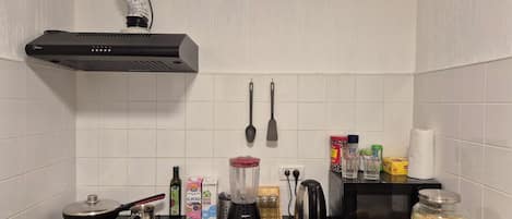 Frigorífico pequeño, microondas, horno y placa de cocina