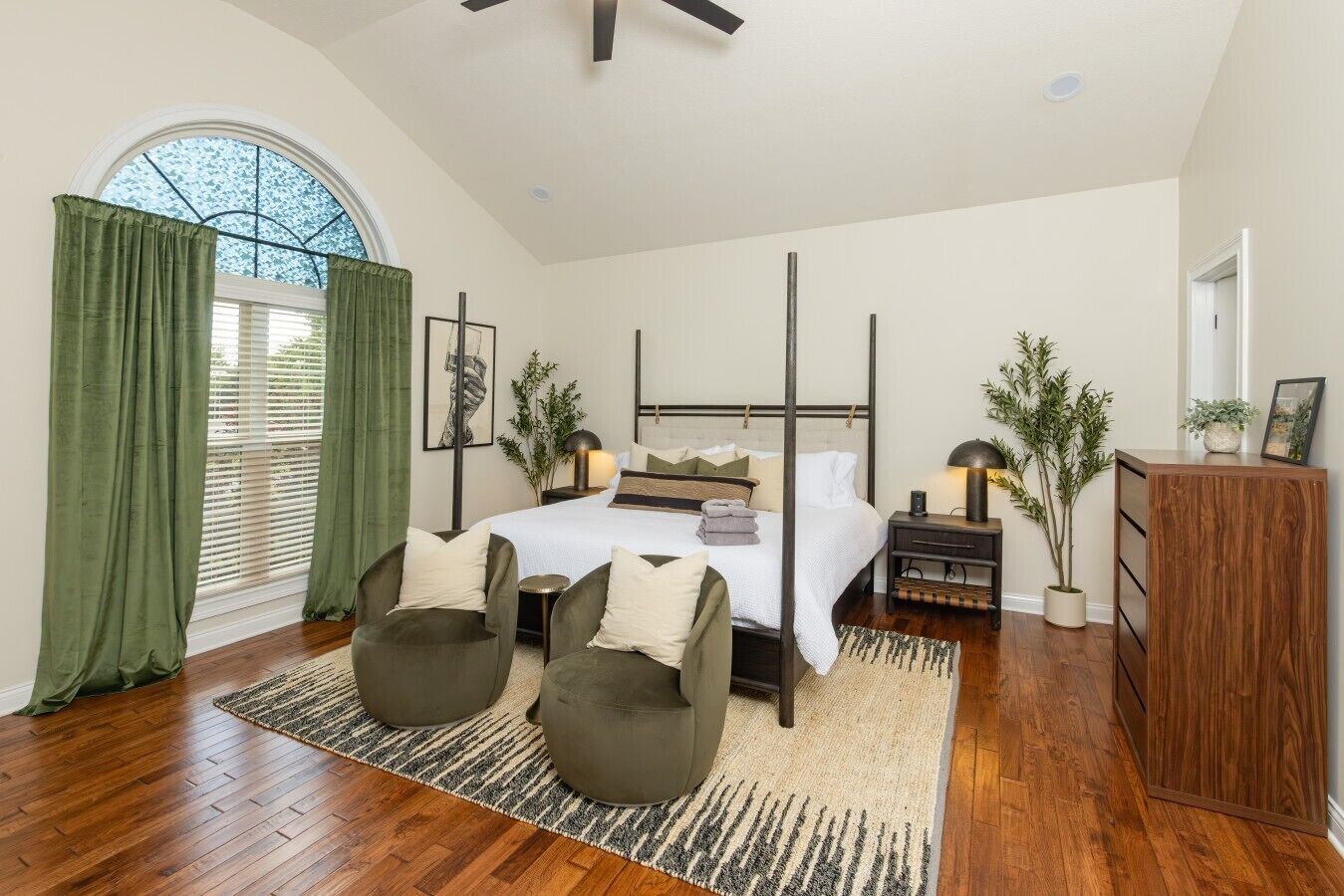 4 bedrooms, iron/ironing board, WiFi, bed sheets