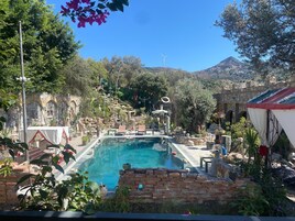 Una piscina al aire libre de temporada