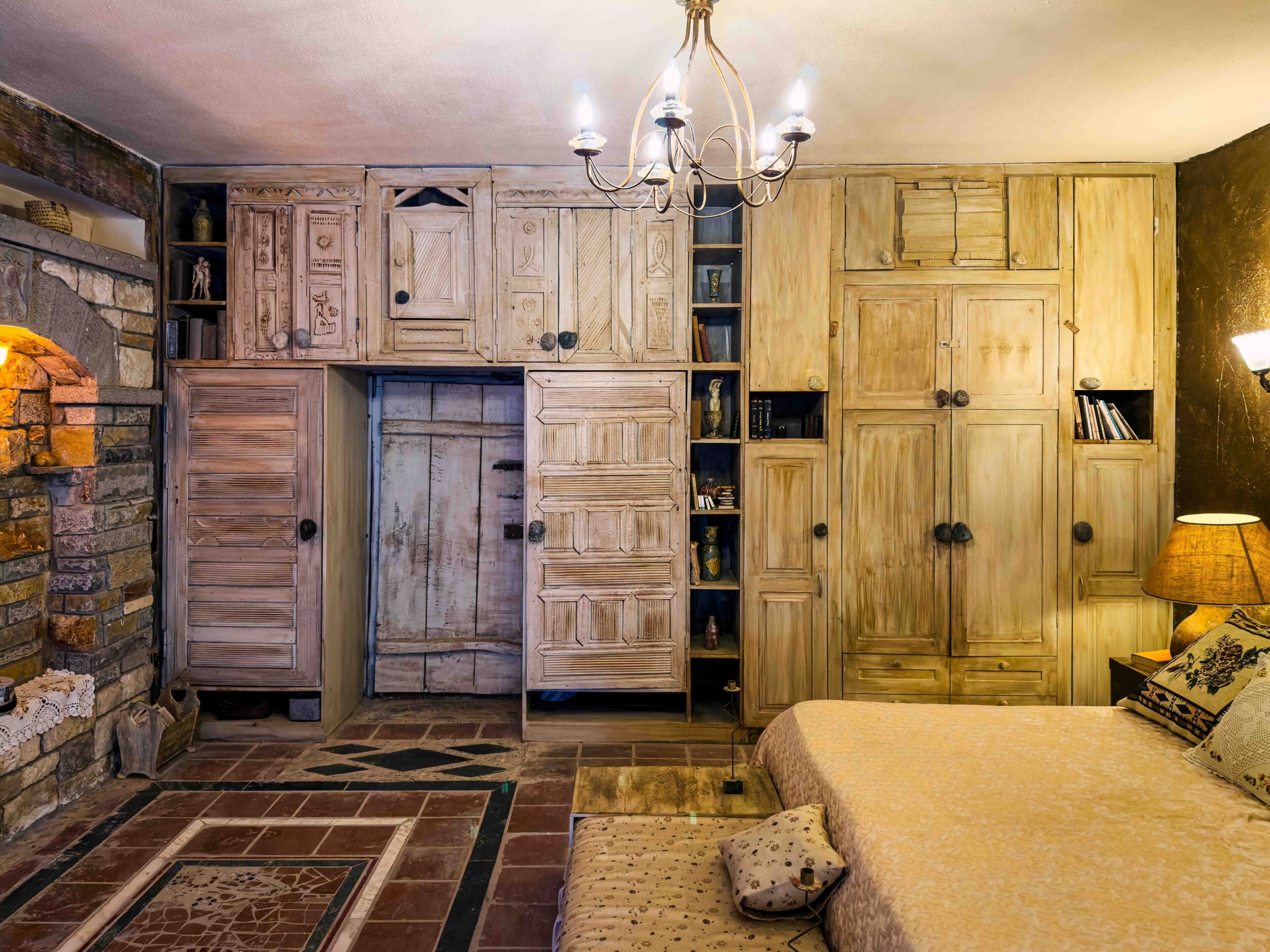 Minibar, decoración personalizada, muebles diferentes y escritorio 