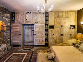 Minibar, decoración personalizada, muebles diferentes y escritorio 