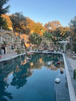 Una piscina al aire libre de temporada
