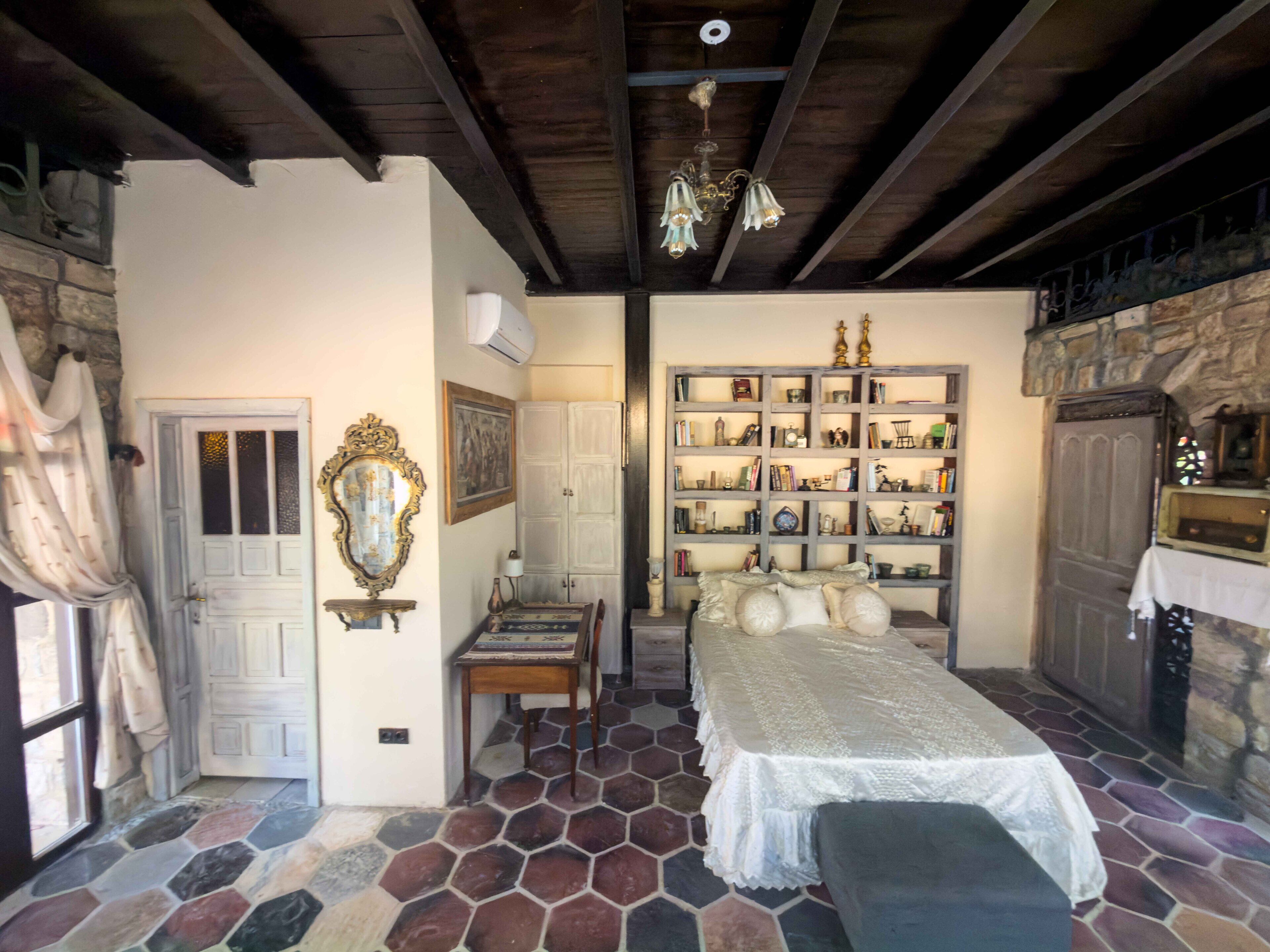 Traditional Room | Minibar, individually decorated, individually furnished, desk