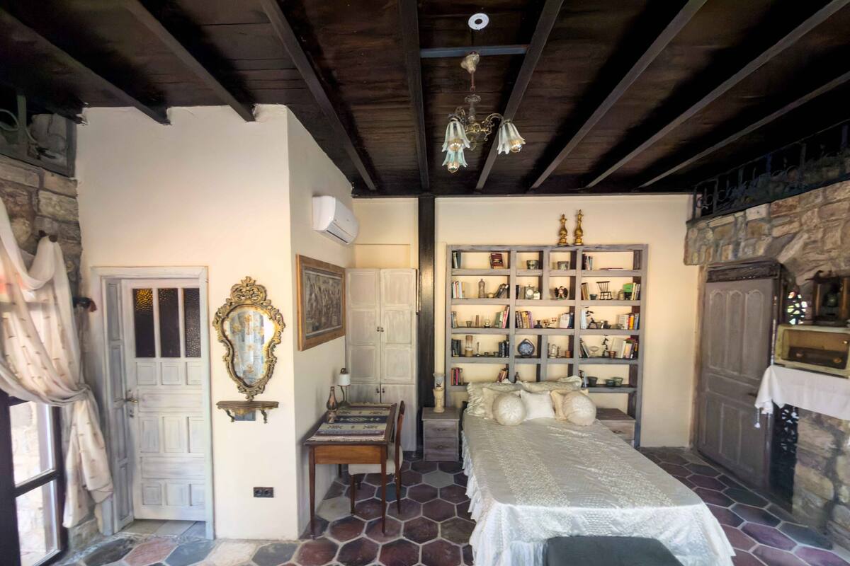 Traditional Room | Minibar, individually decorated, individually furnished, desk