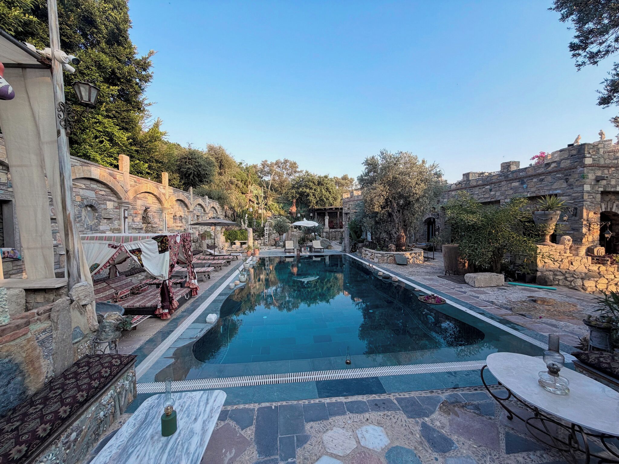 Una piscina al aire libre de temporada