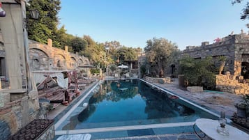 Una piscina al aire libre de temporada