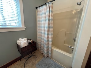 Shower, hair dryer, towels, soap - Downtown 2 bedroom/2bath adorable, spacious bungalow (Hendersonville)
