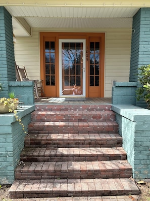Exterior detail - Downtown 2 bedroom/2bath adorable, spacious bungalow (Hendersonville)
