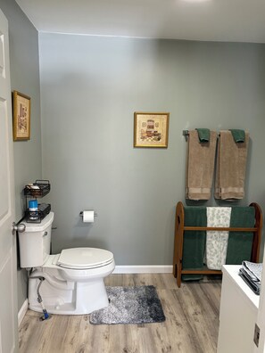 Shower, hair dryer, towels, soap - Two bedroom Carriage House Suite behind the Historical Highland Guesthouse (Meadville)
