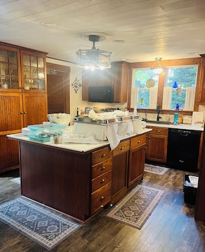 Private kitchen - Two bedroom Carriage House Suite behind the Historical Highland Guesthouse (Meadville)