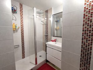 Een douche, een haardroger, toiletpapier