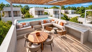 Eine Dachterrasse mit Pool, Sitzgelegenheiten im Freien und einer Pergola.