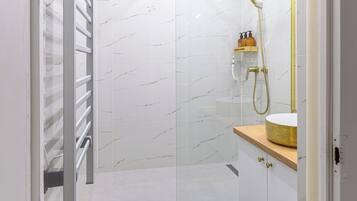 Dusche, Haartrockner, Handtücher, Seife