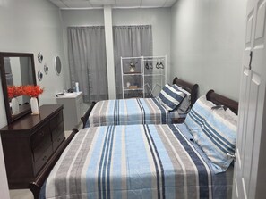Room - 3-bedroom resort in quaint Natchez Large Grand Room Pool Kitchenette Big Screens (Natchez)