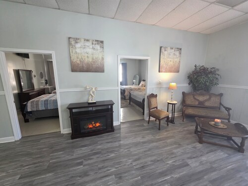 3-bedroom resort in quaint Natchez Large Grand Room Pool Kitchenette Big Screens