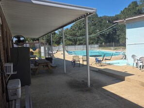 Outdoor dining - 3-bedroom resort in quaint Natchez Large Grand Room Pool Kitchenette Big Screens (Natchez)