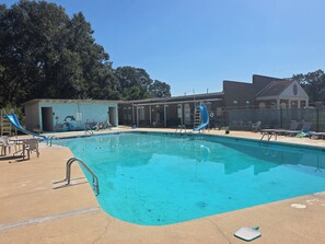 Pool - 3-bedroom resort in quaint Natchez Large Grand Room Pool Kitchenette Big Screens (Natchez)