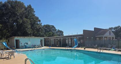 3-bedroom resort in quaint Natchez Large Grand Room Pool Kitchenette Big Screens