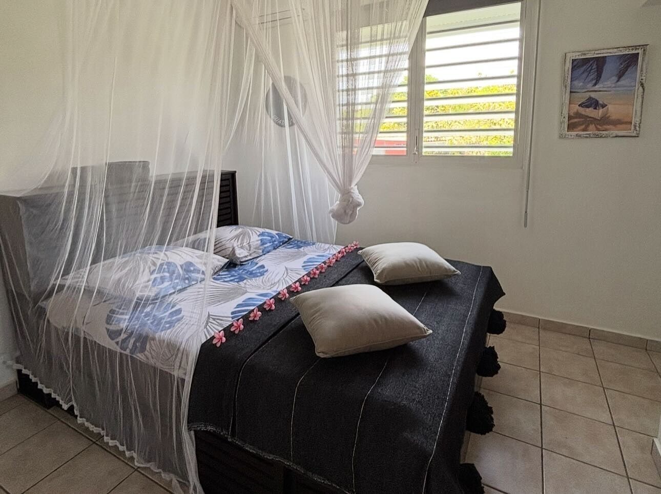 3 habitaciones, tabla de planchar con plancha, wifi y ropa de cama 