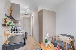 Eine moderne Küche mit Essbereich, einer Couch und einem kleinen Tisch mit Dekoration.
