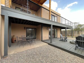 Outdoor dining - Beautiful 3-bedroom house with AC, amazing panoramic views near Santa Fe Plaza (Santa Fe)