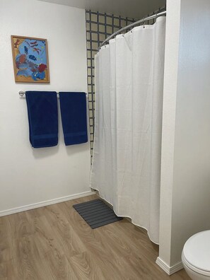 Suihku, hiustenkuivaaja, pyyhkeet, saippua