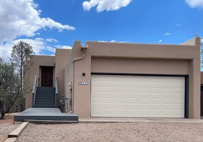 Exterior - Beautiful 3-bedroom house with AC, amazing panoramic views near Santa Fe Plaza (Santa Fe)