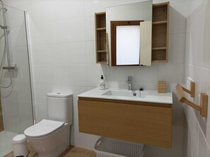 Shower, hair dryer, towels, toilet paper - Vrbo Property (La Orotava)