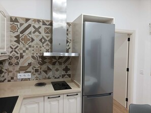 Frigorifero, microonde, forno, piano cottura