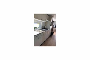 Private kitchen - Modern 4-person chalet in Zeeland – quiet location near Domburg and Middelburg (Serooskerke)