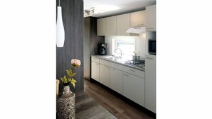 Private kitchen - Modern 4-person chalet in Zeeland – quiet location near Domburg and Middelburg (Serooskerke)