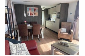 Living area - Modern 4-person chalet in Zeeland – quiet location near Domburg and Middelburg (Serooskerke)