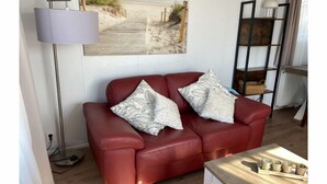 Living area - Modern 4-person chalet in Zeeland – quiet location near Domburg and Middelburg (Serooskerke)