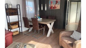 Dining - Modern 4-person chalet in Zeeland – quiet location near Domburg and Middelburg (Serooskerke)