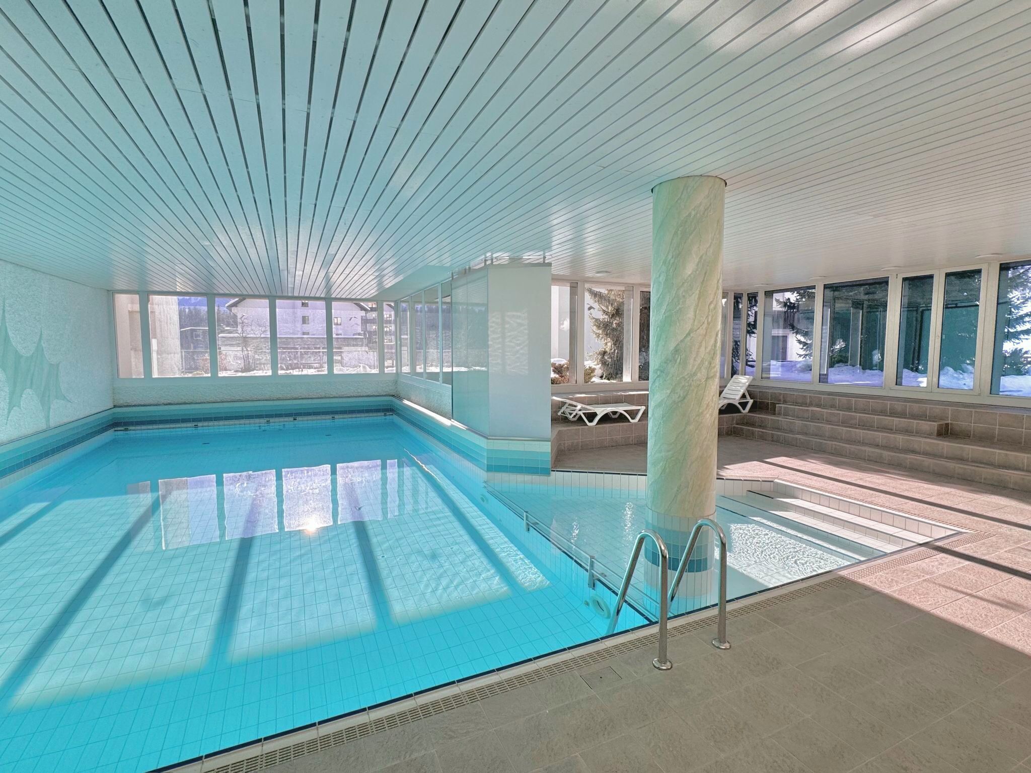 Una piscina cubierta
