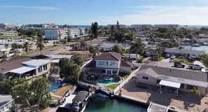 Ein Wohngebiet mit Schwimmbad, Anlegesteg und Marina.