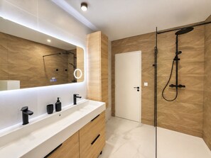 Shower, hair dryer, towels, toilet paper - FAMILY VILLA 190 m² (190 sq.m.) - UP TO 14 PEOPLE - GARDEN 2 500 m² - BEACHES 5 min away (Vendays-Montalivet)
