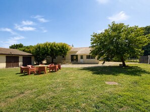 Outdoor dining - FAMILY VILLA 190 m² (190 sq.m.) - UP TO 14 PEOPLE - GARDEN 2 500 m² - BEACHES 5 min away (Vendays-Montalivet)