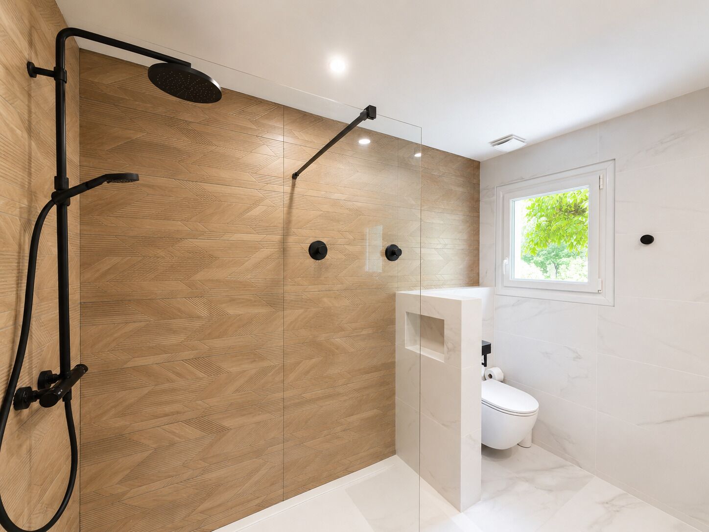 Un baño moderno con ducha, inodoro y ventana con vistas al verdor.