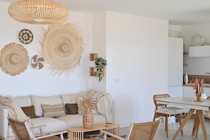Ein modernes Wohnzimmer mit einer Couch, einem Couchtisch und einem Esstisch.