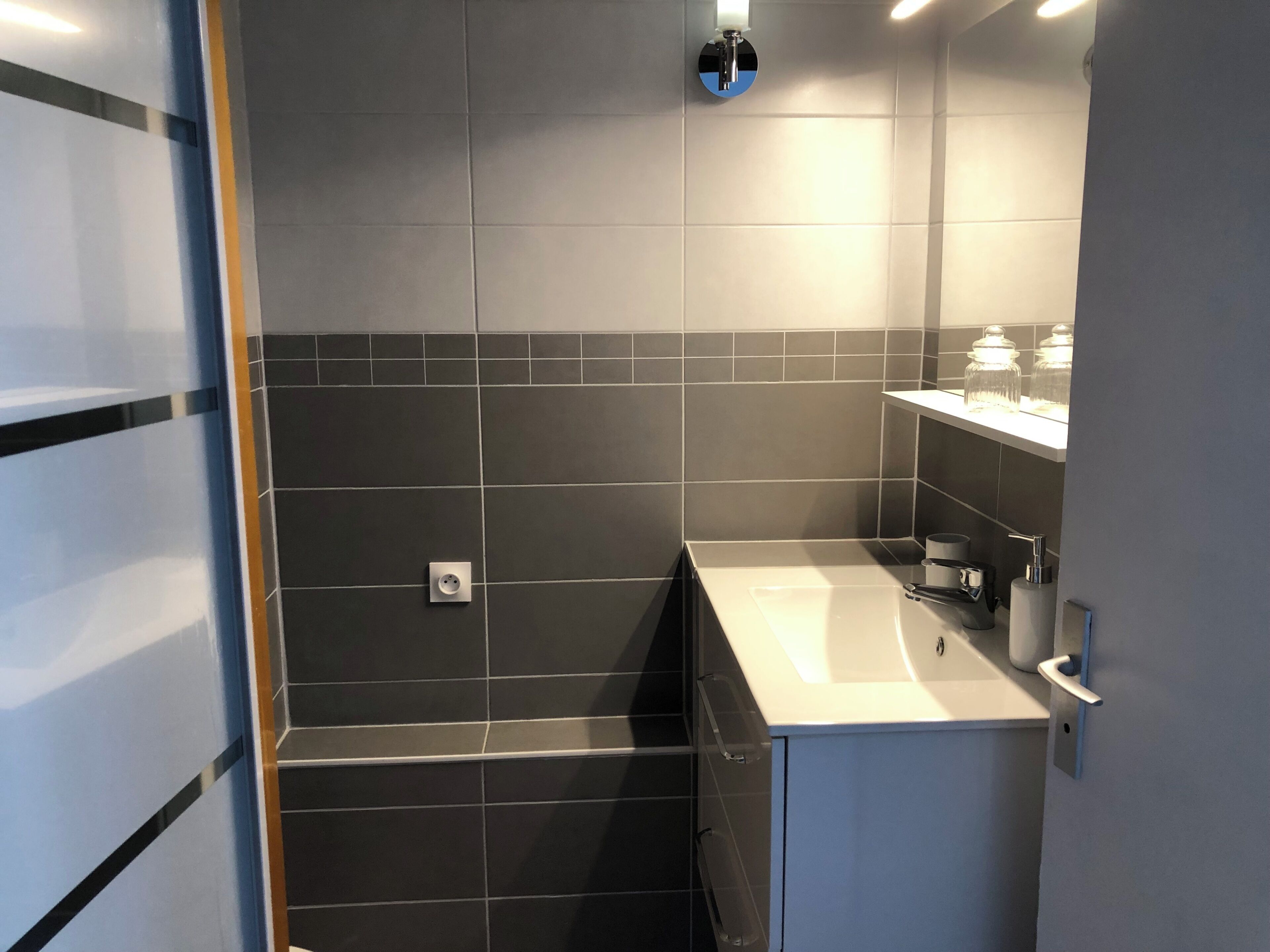 Serviettes fournies, savon, papier toilette