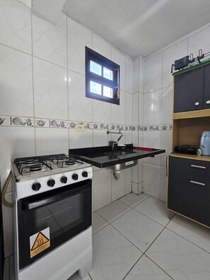 Private kitchen - Beachfront chalets for up to 21 people - 50 meters from Maranduba Beach (Ubatuba)