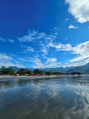 A beach with clear water, mountains in the background, and a clear sky. - Beachfront chalets for up to 21 people - 50 meters from Maranduba Beach (Ubatuba)