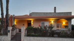 A two-story house with a stone facade, a flat roof, and a stone wall. - Vacation home in the center of Salento, a few km from the most beautiful beaches of Salento (Matino)