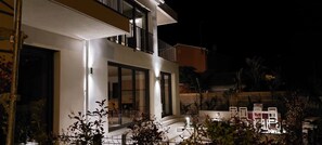 Ein modernes, zweistöckiges Gebäude mit großen Fenstern und einem Balkon.