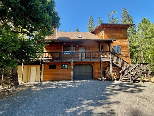 5-Bedroom with Hot Tub & Game Room, Steps from Blue Lake Springs Recreation