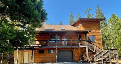 5-Bedroom with Hot Tub & Game Room, Steps from Blue Lake Springs Recreation