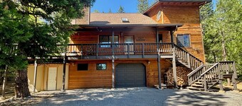 5-Bedroom with Hot Tub & Game Room, Steps from Blue Lake Springs Recreation
